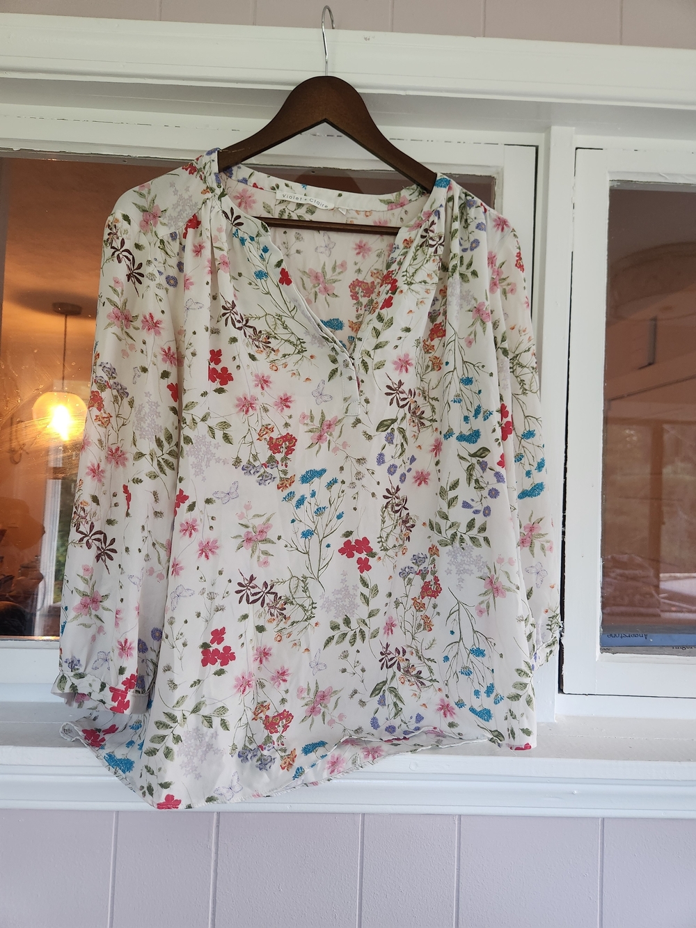 Violet & Claire White Floral V-Neck Lightweight Blouse